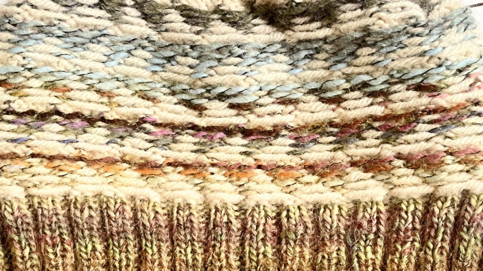 横糸渡しの編み込み、キャップの裏側