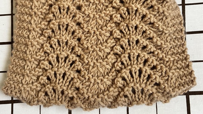 透かし模様のヘアバンドの編み地アップです。